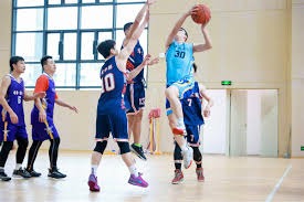 洛杉矶湖人被国王压制，三分球命中率惨淡，东契奇难以扭转局势